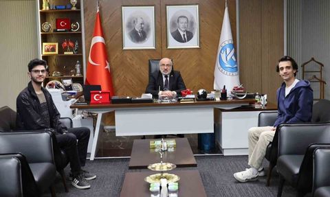 KAYÜ öğrencilerinden rektöre taşınabilir telsizli hava durumu projesi sunumu