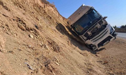 Kilis'te Kamyon, Tır ve Beton Mikseri Çarpıştı