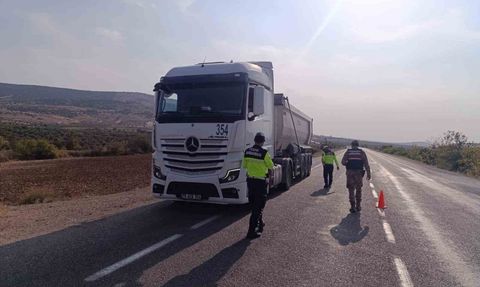 Kilis'te Yük Taşıyan Araçlara Tonaj ve Branda Denetimi