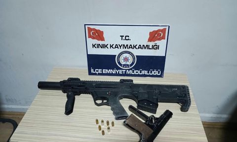 Kınık’ta durdurulan şahsın evinde ruhsatsız tabanca ve otomatik tüfek bulundu