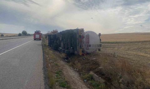 Kırıkkale'de Akaryakıt Tankeri Devrildi: 1 Yaralı