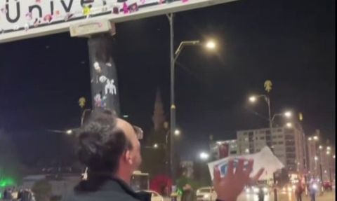 Kızılay akımı Sivas’a sıçradı: Tabelalara tırmanan gençler tartışma yarattı