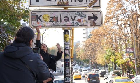 Kızılay Tabelası Yenilendi, Yeniden Kirletildi