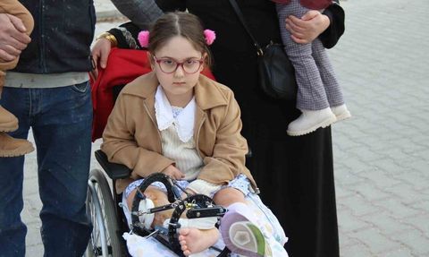 Kızını her gün kucağında okula taşıyan anneden okuluna asansör talebi