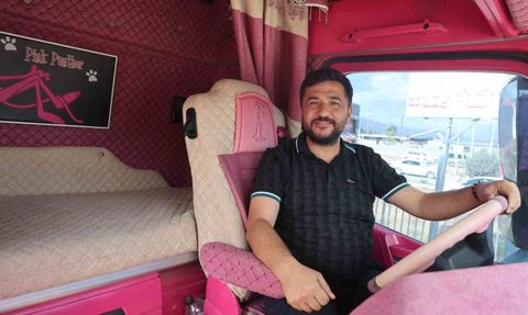 Kızının isteğiyle Hatay’da vinçleri renklendirdi