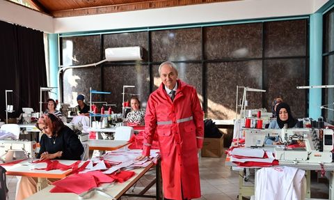 Kocagöz tekstil atölyesindeki yağmurlukları test etti