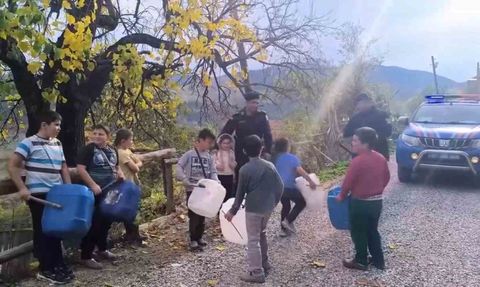 Köy Çocuklarının Bidonlu 'Yasemen' Sürprizi Jandarmayı Duygulandırdı