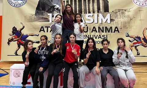 Köyceğizli güreşçiler Kuşadası'ndan madalyalarla döndü