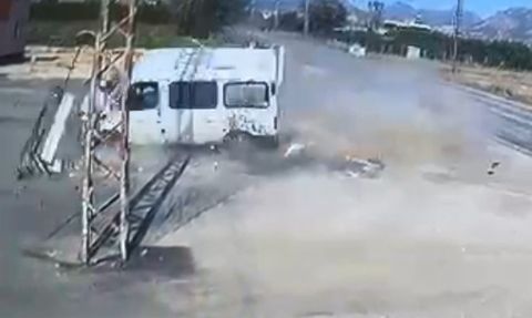 Kozan'da Minibüs Devrildi: Sürücü Yaralandı