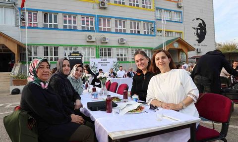 Kozan'da okul bahçesinde Adana usulü Öğretmenler Günü