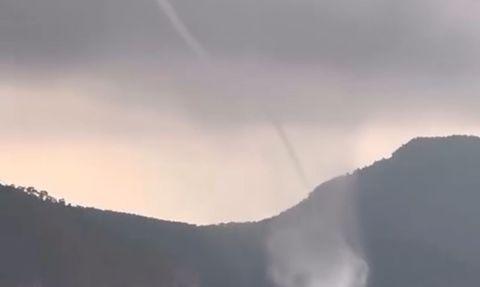 Kumluca açıklarında aynı anda iki hortum görüldü