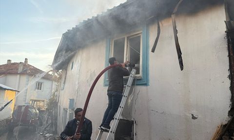 Kütahya'da Köyde Yangın: 2 Ev ve 1 Ahır Kül Oldu