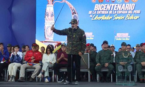 Maduro Bolivar'ın Kılıcıyla Uyarı: "Gerekirse Canımızı Feda Ederiz"