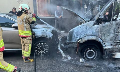 Manisa'da Öğrenci Servisinde Yangın: 2 Araç Hasar Gördü