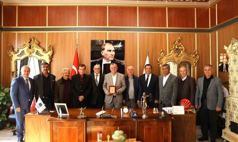 Manisa hemşehri derneklerinden Başkan Semih Balaban’a teşekkür plaketi