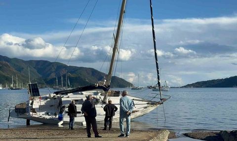 Marmaris'te fırtına üç yelkenliyi karaya vurdu; tekneler kaldırılıyor