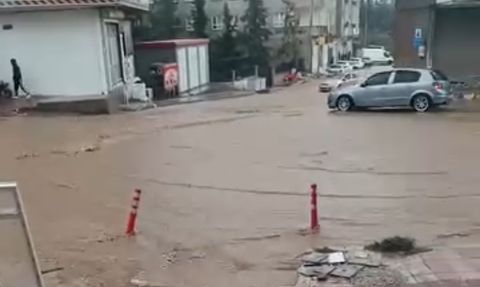 Mazıdağı'nda sağanak sonrası cadde ve köy yolları sular altında
