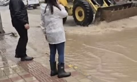 Mazıdağı'nda sağanak yolları göle çevirdi