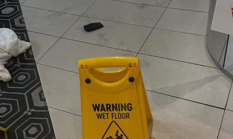 Melbourne havalimanında taşınabilir şarj cihazı alev aldı: 50’li yaşlarındaki yolcu yaralandı