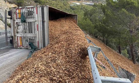 Mersin Anamur'da tır devrildi — sürücü hafif yaralandı