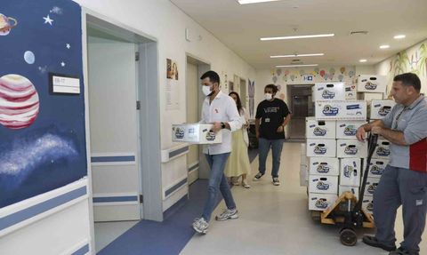 Mersin'de lösemili çocuklara 'Büyük Kalpler İçin Destek Kutusu' dağıtıldı