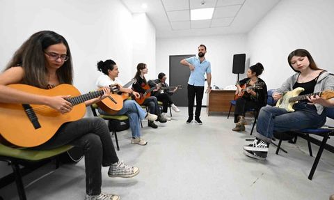 Mersin'de Ücretsiz Enstrüman Kurslarına Yoğun Talep