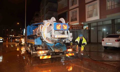 MESKİ Mersin'de taşkına müdahale ederek yolu yeniden ulaşıma açtı