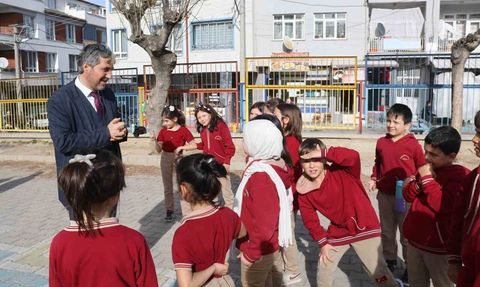 Müdür Yılmaz: "Telefonla oyalandığı kadar çocuğuna ilgi göstermeyen velilerimiz var"