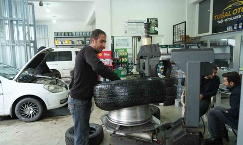 Muş Çavuştepe'ye Kar Yağdı, Lastikçilere Yoğun Talep