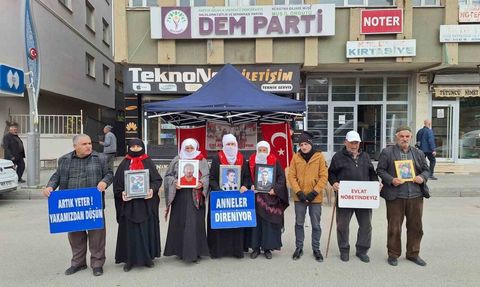 Muş'ta evlat nöbetindeki ailelerden çocuklarına 'teslim olun' çağrısı