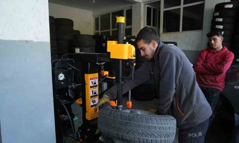 Muş’ta kış lastiği yoğunluğu: 15 Kasım öncesi oto lastikçilerde sıra