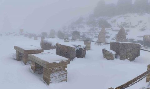 Nemrut Dağı'nda sezonun ilk karı: Heykeller beyaza büründü