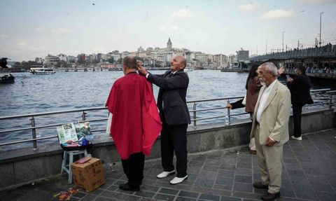 Neşeli Günler'in 'Ziya'sı Eminönü'nde: Sadık Çelikten sokakta ücretsiz tıraş