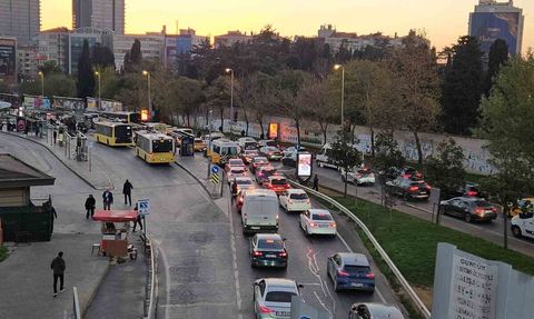 Okulların açılması İstanbul trafiğini yoğunlaştırdı