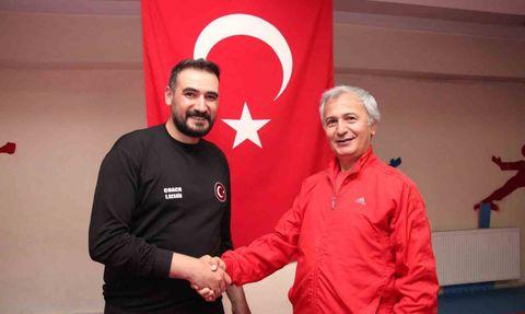 Oltu’da 25 yıllık vefa: Milli antrenör Keskin’den anlamlı ziyaret