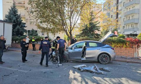 Otomobil Hız Denemesi Sonrası Kazada Sürücü Yaralandı
