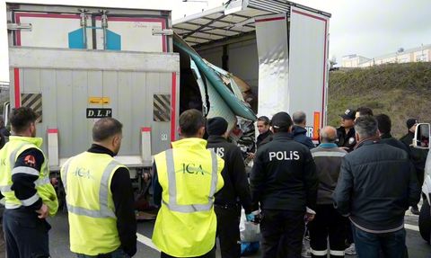 Otoyolda geri manevra yapan tıra kamyonet çarptı: 1 ölü, 1 yaralı