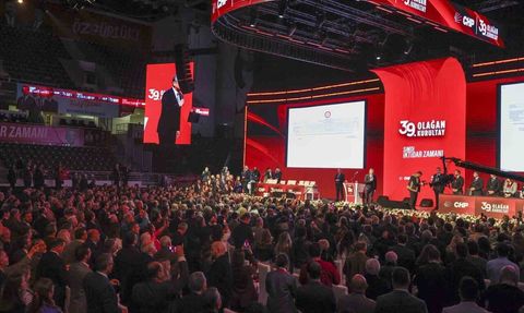 Özgür Özel yeniden CHP Genel Başkanı seçildi