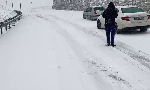 Palandöken Geçidi'nde Yoğun Kar Sürücülere Zor Anlar Yaşattı