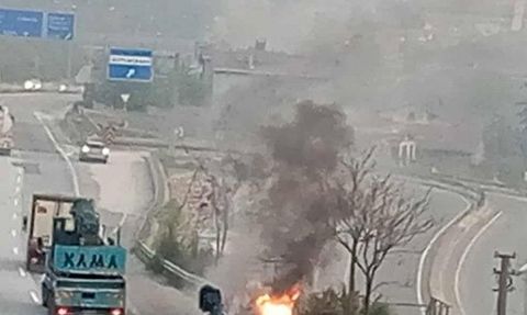 Pamukova'da D-650'de Seyir Halindeki Otomobil Alev Aldı