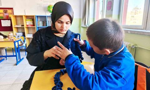 Payamdüzü Köyü İlkokulu öğrencileri atkı örerek kışa hazırlanıyor