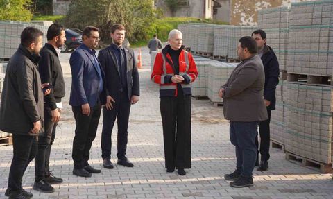 Pelitözü Mahallesi kilit parke çalışmalarıyla çamurdan arınıyor