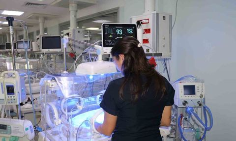 Prematüre Bebeklerin Hayat Mücadelesi: Riskler, Bakım ve Farkındalık