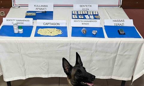 Reyhanlı’da sulama kanalında 100 bin Captagon ve çok miktarda uyuşturucu ele geçirildi