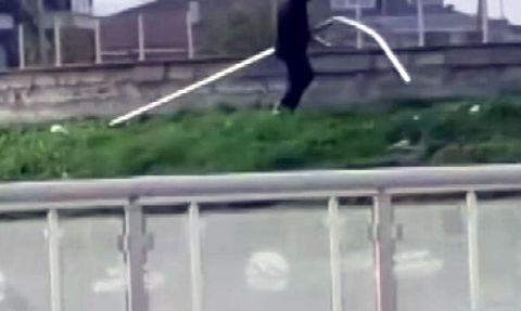 Sakarya'da parkta korkulukları tek tek sökme anı cepte kaydedildi