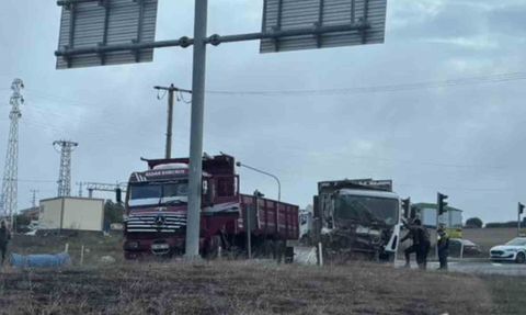 Saray'da ışıklı kavşakta iki kamyon çarpıştı: 2 sürücü yaralandı