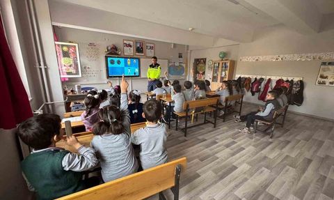 Sarıgöl'de Afşar İlkokulu'nda öğrencilere trafik eğitimi