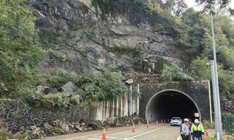Sarp Sınır Kapısı'nda heyelan, yol kısa sürede açıldı