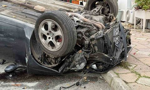 Serdivan'da taklalar atan otomobil alt sokağa düştü — sürücü burnu bile kanamadan kurtuldu