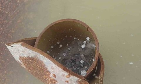 Seydişehir'de kullanılmayan sondaj kuyusundan ara ara su fışkırıyor